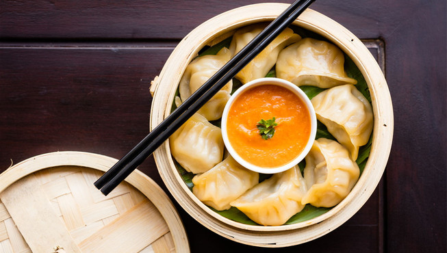 旅客可以在西餐厅享用可口的美食。