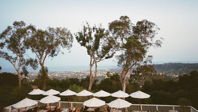 美食，是不可不提的诱人元素。酒店会为你精心烹饪各式美食，当美景与美食融合，那滋味别提多美妙了。