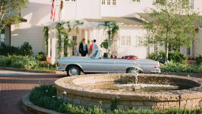 酒店隐秘的花园、92间风格不同的客房/套房、现代化的水疗中心以及多家风格不同的餐厅是你假期最佳的陪伴。