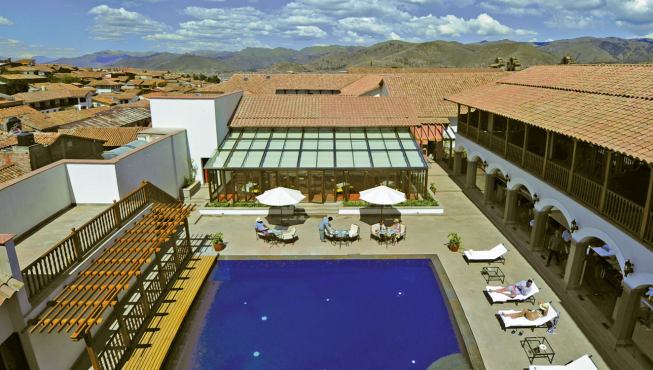 酒店外景——红瓦白墙下的碧蓝泳池，明珠一样点缀在建筑之中。