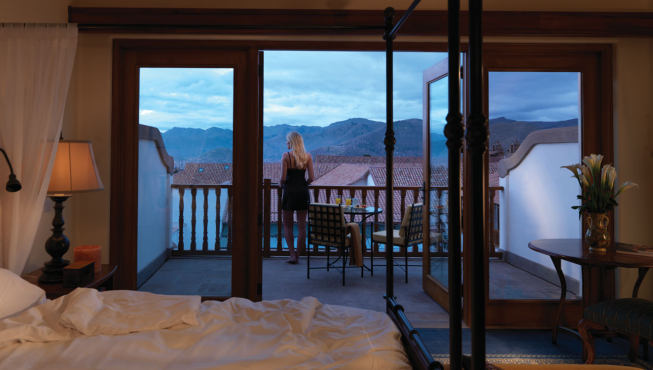 酒店客房——私人露台上能望见远山景色。