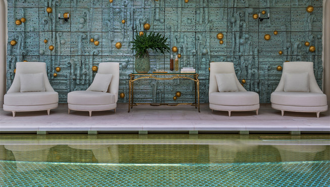 整个泳池四周铺上了瓷釉，金光璀璨的内壁泛着绿松石般的光芒。