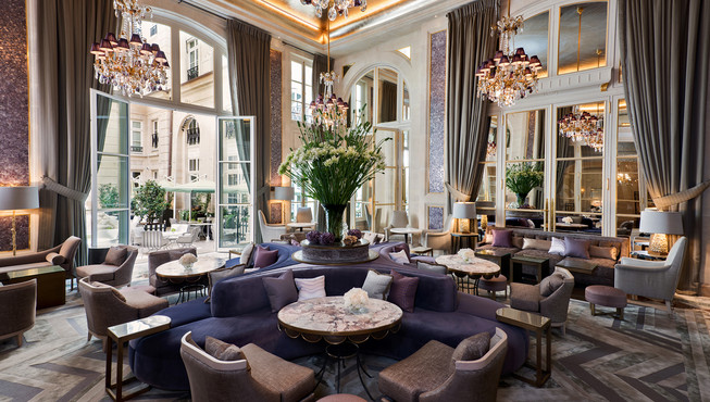 酒店各处均有各种充满历史意义的古董装饰品，如紫晶吊灯及结合水晶和金的Baccarat醒酒瓶。 