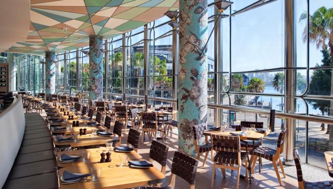 酒店餐厅，现代优雅的用餐环境，透过玻璃墙还能观赏悉尼港风光。