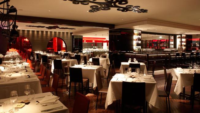 酒店餐厅，金唐酒家中西合璧的当代设计令人耳目一新这里的美味海鲜也不能错过。