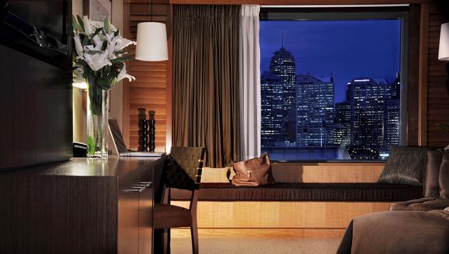 酒店夜景，悉尼港的夜景色彩斑斓，在酒店能将美景尽收眼底。