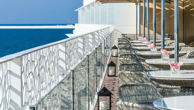 与 Il Ristorante - Niko Romito 同处海边并毗邻的标志性椭圆形宝格丽酒吧已经成为宝格丽酒店系列的象征，以不同的材质诠释其独特风采。