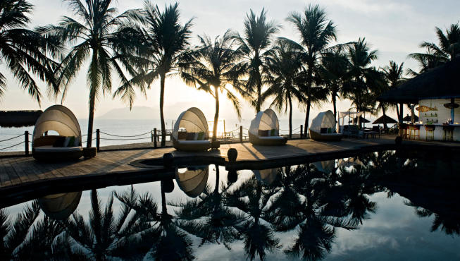 酒店外景，水清沙白椰林树影，打开窗或是站在露台，就是你梦想中的世界。