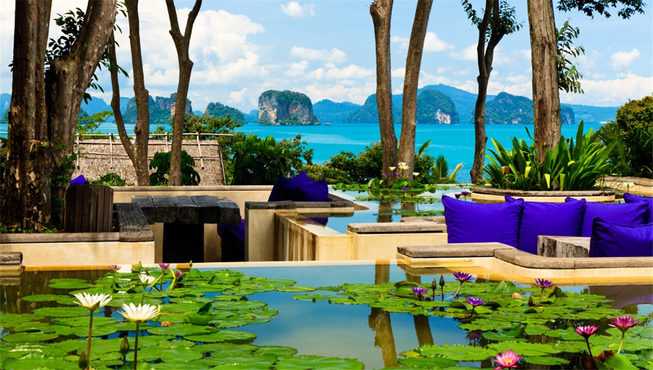 在The Den餐吧小酌一杯，尽情饱览攀牙湾的独特景观。