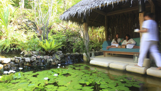 六善驰名的SPA拥有高超技艺的理疗师，可为你创造真正的身心休闲之旅。在传统的山边亚洲式长屋里，你的身心将完全融入到林木茂密的大自然气氛中。