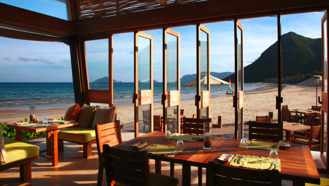 海滩餐厅——闻着清新海风，看着蔚蓝大海，如此美景相伴，你胃口大开了么？ 