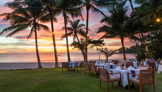 海滩餐厅是情侣们的天堂，在这里可以享用露天星空下的浪漫晚餐