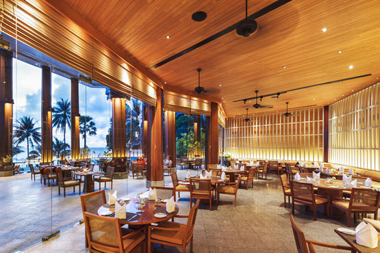 在日落咖啡厅宽敞的露台上享受热带氛围或选择健康的清淡小吃