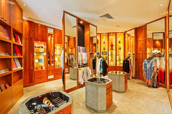 精品店琳琅满目，销售珠宝，度假服装，和酒店自制香水等