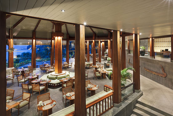 Lomtalay餐厅是度假村内一个标志性的建筑。这里每天早晨供应丰盛的自助早餐,客人可以一边品尝早餐一边享受海风