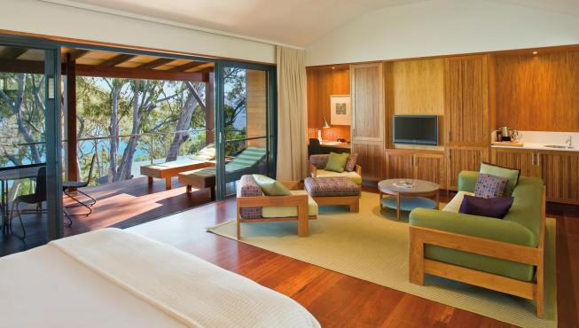 无论你选择了哪一间客房，都可以饱览那湛蓝色的珊瑚海和旖旎的圣灵群岛风光。