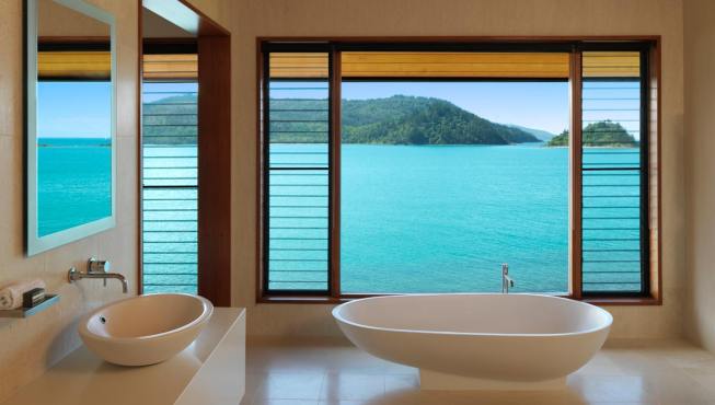 装潢华美的浴室中也能欣赏到无边海景。