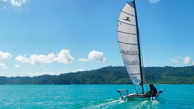 环顾周遭，这里有太多地方值得你去冒险，不妨午后扬帆，就着海面粼粼波光去巡航。