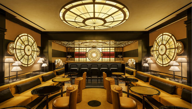 酒店餐厅主打中华料理，以金色为主色调，配以大气沉稳的黑色。