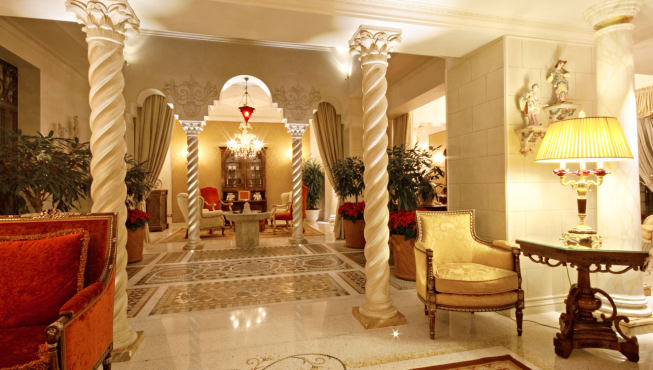 进到大厅就可感受意大利的古典范儿，地板采用威尼斯的装修风格，大理石柱子、棉毛混纺的装饰用毯