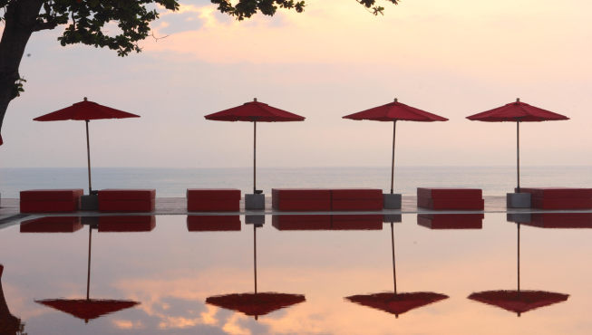 酒店面朝大海的无边泳池，让住客观赏魅力的夕阳