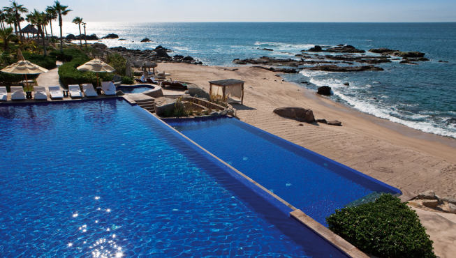 泳池及沙滩——酒店拥有四个泳池及私人海滩，边看大海变晒太阳，来吧！