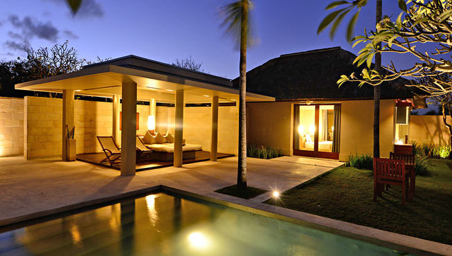 夜晚，柔和的灯光洒在清澈的池水上，打造出无比浪漫的气氛。