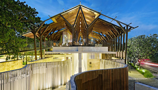 Tapa是酒店最新开张的嬉皮式酒吧，向客人提供各种可口的鸡尾酒和美味的tapas小吃，是一个令人心驰神往的娱乐圣地。