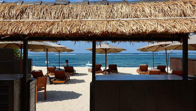 沙滩俱乐部——位于隐蔽的 Geger 沙滩，从酒店走过来也就几分钟，是专为入住酒店的客人开放的私人沙滩。