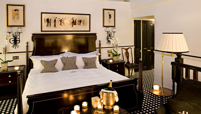 酒店客房，宽敞的大床，时尚现代的装饰。