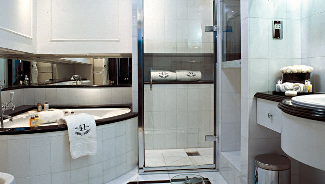 酒店浴室，大理石为主的装饰，整洁干净。