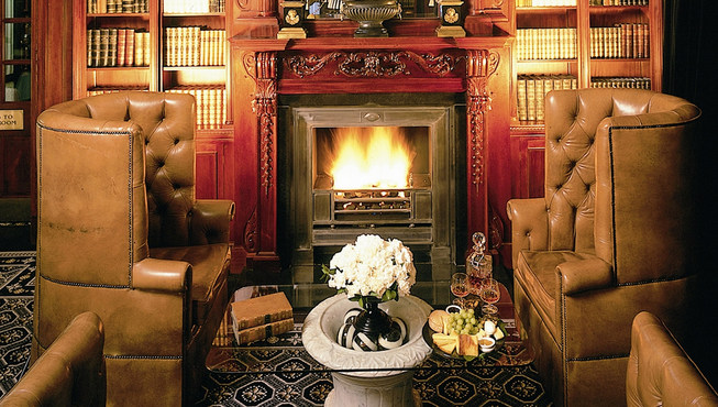 酒店休息区一角，皮质家俬，温暖的炉火，十分惬意。