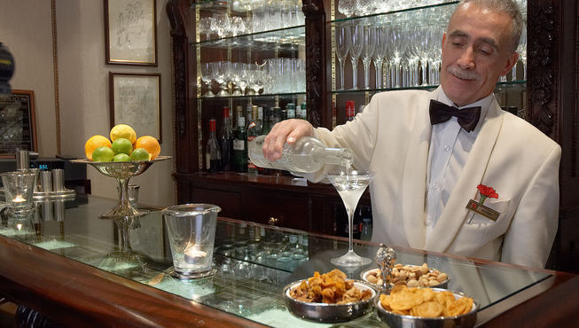 酒吧—精心调制的酒品，配上美味的小吃回味无穷