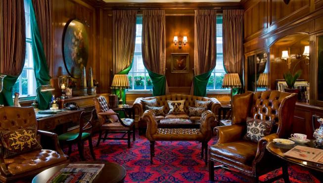 Library宴会厅——皮质的沙发座椅、动物肖像油画以及悬挂的麋鹿标本，房间内洋溢着浓郁的英国古典气息。