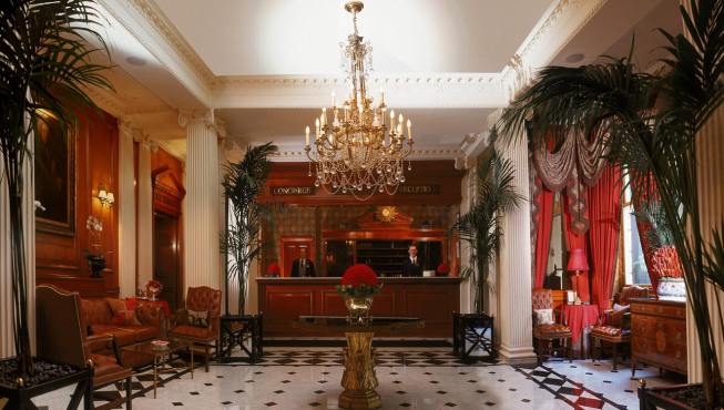 酒店大厅——典雅华丽的装饰，亲切殷勤的管家，带你回到18世纪的伦敦。