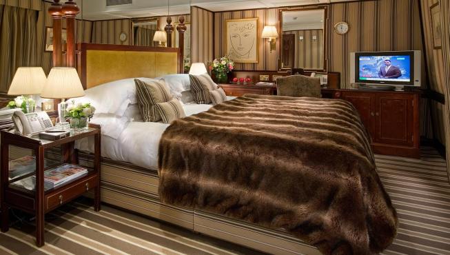 高级国王床客房—超大的客床以及奢华配套设施，绝对能带给你完美的体验