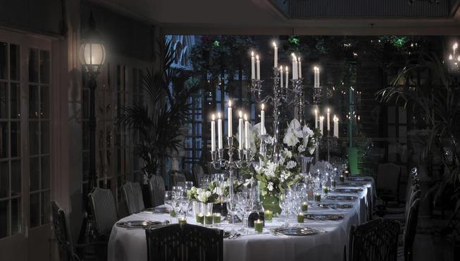 餐厅晚宴——浪漫无比的烛光晚餐,星星透过天窗与灯光、蜡烛交相辉映。