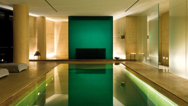 泳池——安闲地享受完酒店内的Spa，可以活动下筋骨，到室内泳池畅游一番。