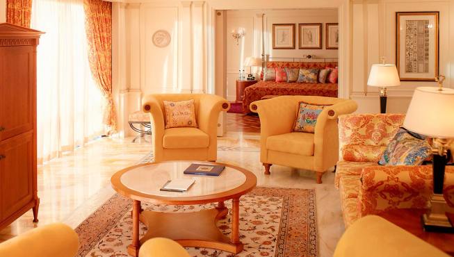 奢华的欧式古典风情客房给你舒适的入住体验。