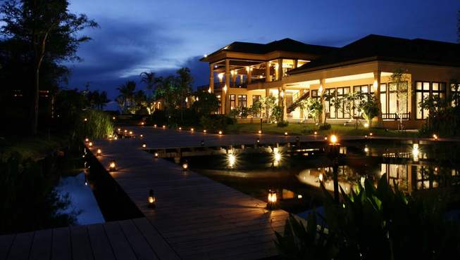 酒店外景——这个名副其实的由现代别墅组成的美丽庄园位于市中心向北5公里处，泻湖环绕的房间可看到壮观的海景。