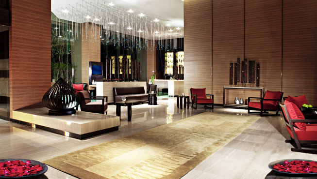 酒店大堂低调不失奢华，空色的沙发给人眼前一亮的感觉。