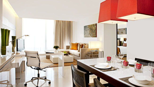 您可在房间大阳台上欣赏城市风景，或在客房内透过落地玻璃窗品味眼前美景。