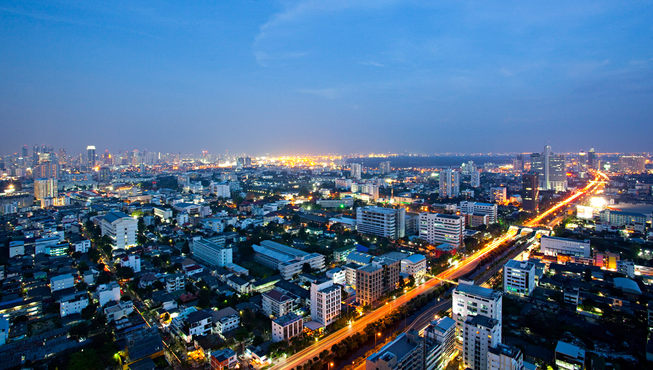 曼谷的夜，迷人而美丽。
