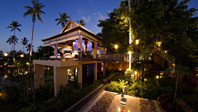 The Tree House——在普吉岛安纳塔拉迈考别墅，顺着围绕一棵古老菩提树的螺旋阶梯拾级而上就来到了The Tree House餐厅,此处美景,无以伦比。