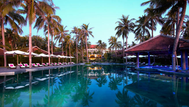 泳池——度假村那令人叹为观止的泳池栖息在高耸的棕榈树和迷人的花园之中。跳入令人神清气爽的水中或在风景如画的甲板上慵懒半天是最好的度假方式