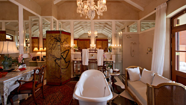 房间内景——装潢典雅气派，浴室更大的让人错觉本身就是一个套间。