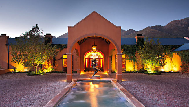 酒店外景——酒店本身便如同一件艺术品。
