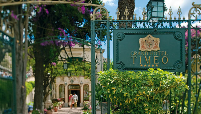 蒂梅奥大酒店位于陶尔米纳小镇中央的美丽花园中