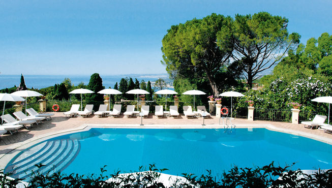 室外泳池宽阔的视野，可欣赏到地中海的壮丽景观