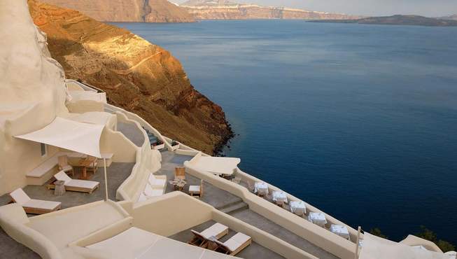 不单只有爱琴海的湛蓝水域，无论你置身酒店哪一间客房的私人阳台，眼前的无边景致都会让你惊奇无比。